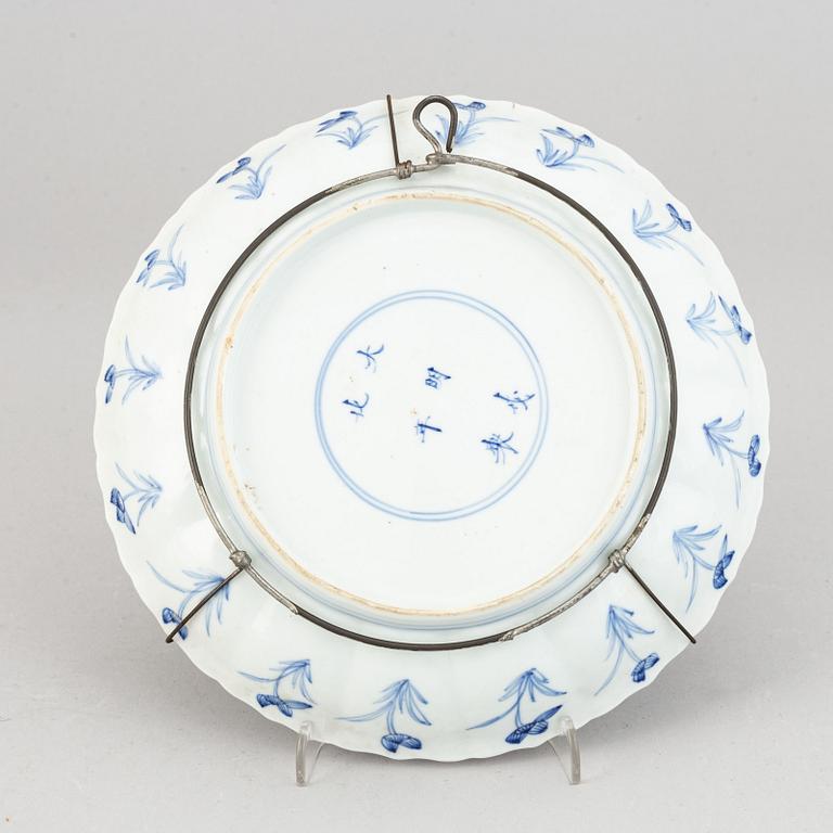 A blue and white dish, Qing dynasty, Kangxi (1662-1722).