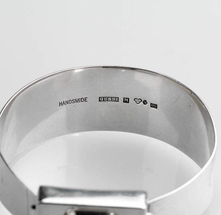 ARMRING, sterlingsilver med fasettslipad vit sten. Gussi, Malmö, 1964. Vikt ca 40 g.