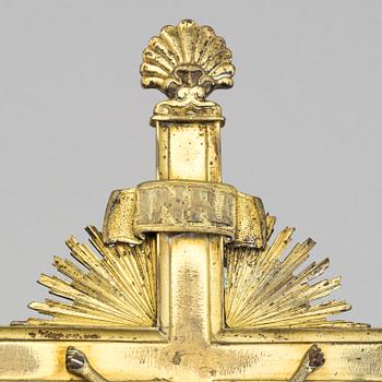 AN 18TH CENTURY BRONZE CRUCIFIX.