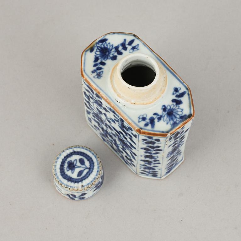 A chinese porcelain tea caddy, Kangxi (1662-1722).
