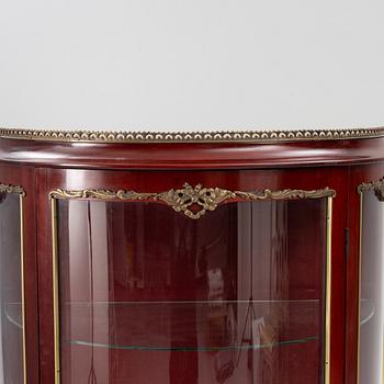 Vitrinskåp, Louis XVI-stil, 1900-talets andra hälft.
