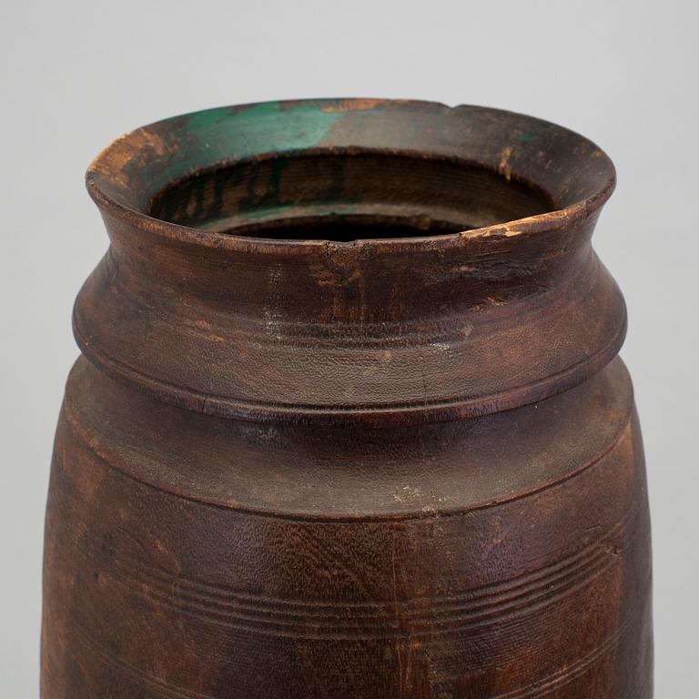 A 17th century lathed container.