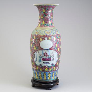 A large famille rose vase, Qing dynasty, late 19th century,