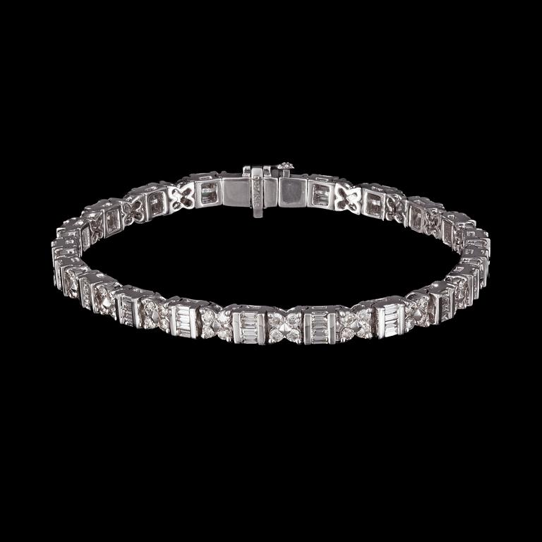 ARMBAND, briljant- och baguetteslipade diamanter, tot. 3.27 ct.