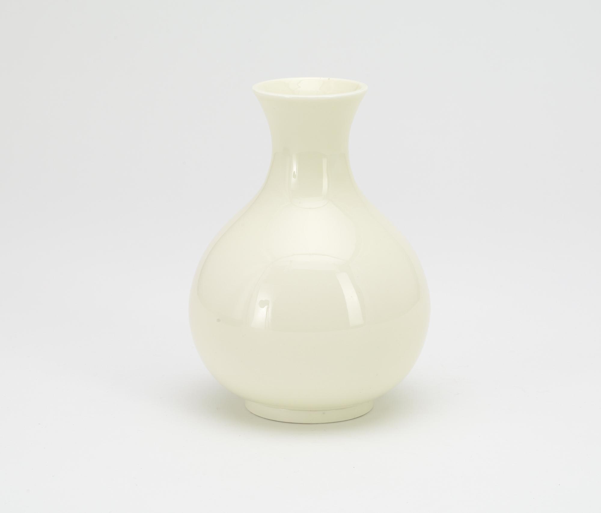 A Wilhelm Kåge 'Cintra' porcelain vase, Gustavsberg 1940.