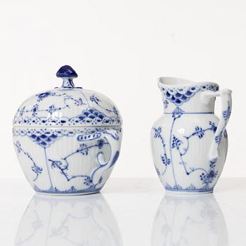 Royal Copenhagen, mat-, kaffe- och teservis, 88 delar, "Musselmalet", Danmark, 1800-1900-tal.