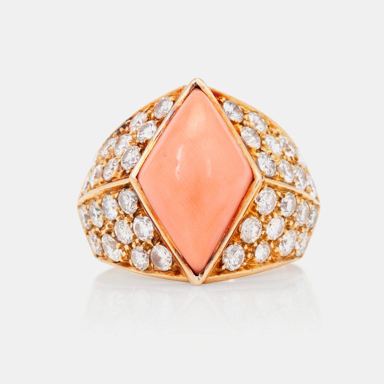RING med korall samt briljantslipade diamanter, totalt ca 2.00ct.