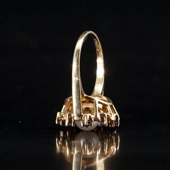 RING, 14K guld, 9 små safirer, en pärla i mitten. Finska importstämplar. Vikt 4,1 g.
