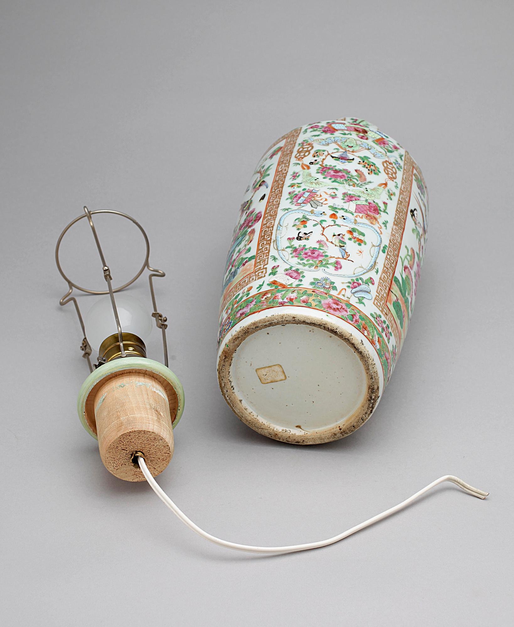 VAS/BORDSLAMPA, porslin. Qing dynastin, Kanton, 1800-tal.