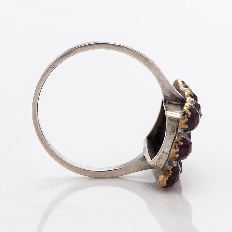 Rintaneula ja sormus, granaatteja, valkometallia.