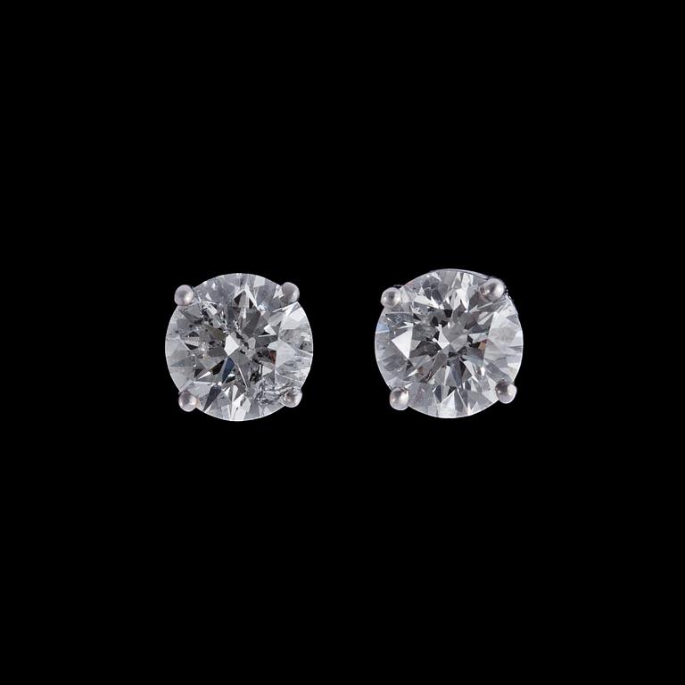 ÖRHÄNGEN, vardera briljantslipad diamant, ca 0.95 ct/ st.