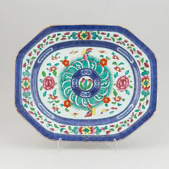 A blue and white and clobbered export porcelain serving dish, Qing dynasty, 19th century.