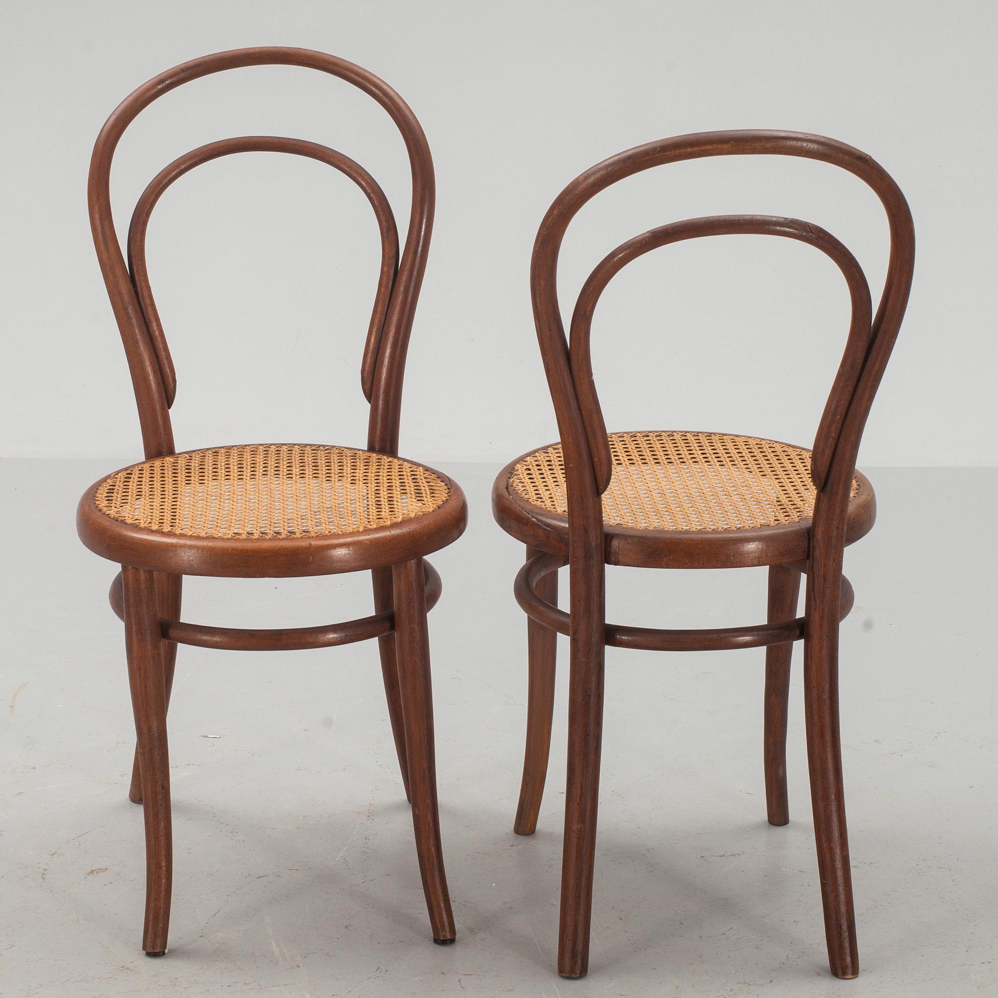 STOLAR, ett par, Thonet, 18/1900-tal, etikettmärkta.