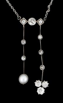 COLLIER, 14k guld och silver, gammalslipade diamanter tot ca0,65ct samt pärla Ø ca5.4mm. Ca 1915.