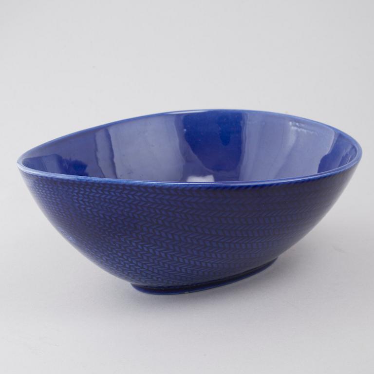 34 pieces of porcelain tableware by Hertha Bengtson for Rörstrand, model "Blå eld", second half of the 20th century.