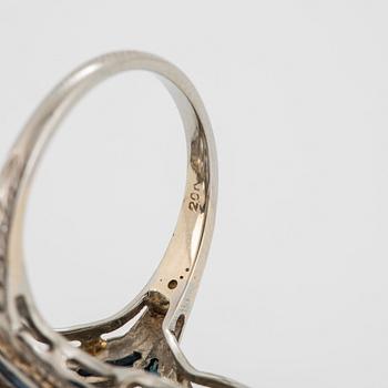 Ring 18K vitguld med gammalslipade diamanter total vikt ca 1.30 ct samt safirer, sannolikt syntetiska.