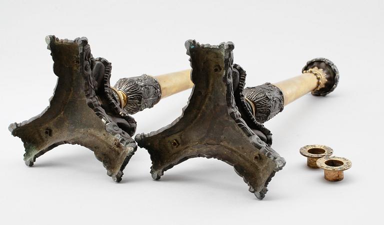 LJUSSTAKAR, 1 par, mässing och patinerad metall, senempire, 1800-talets mitt.