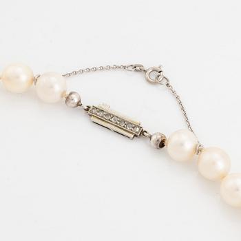 Pärlcollier med odlade pärlor, lås 18K vitguld med rosenslipade diamanter.