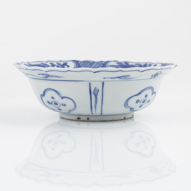 A Chinese porcelain vase and a Japanese Ming-style bowl, around the year 1900.
