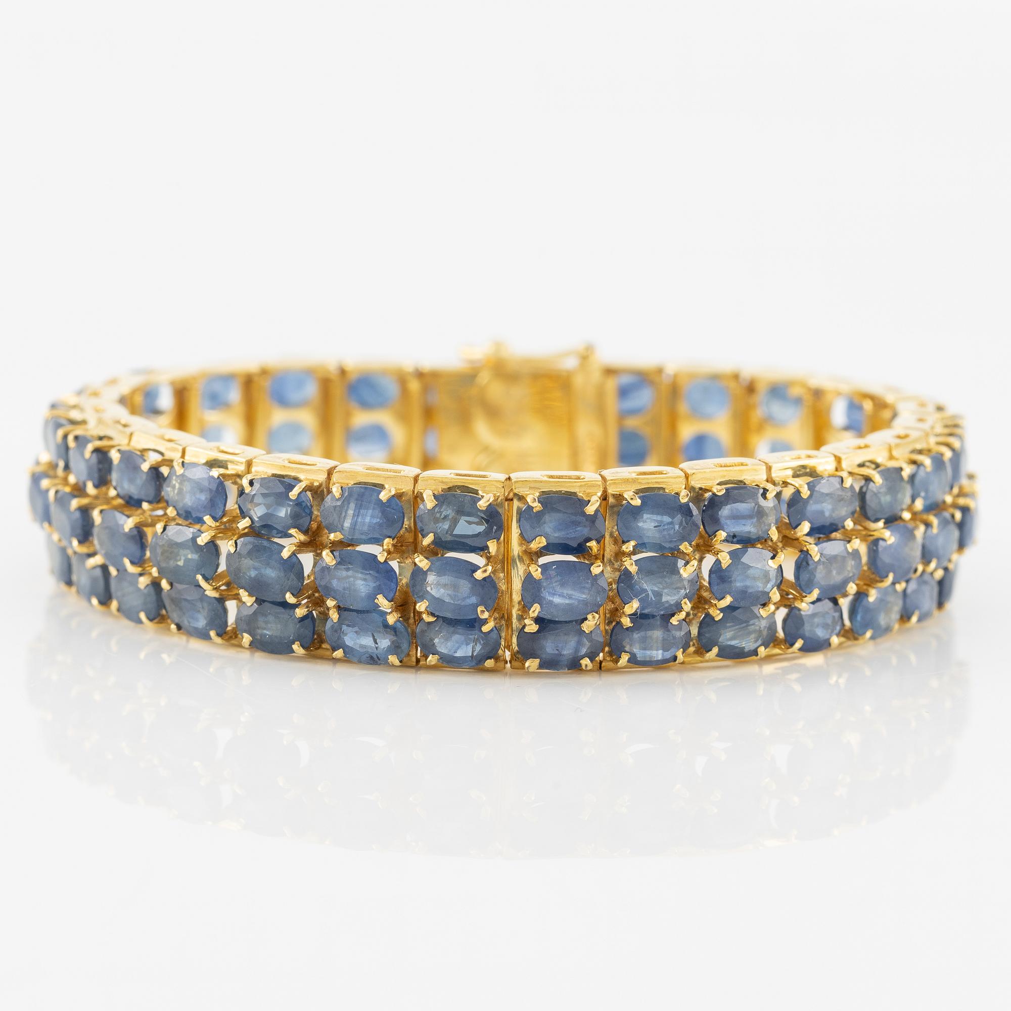 Armband, 18K guld med ovala fasettslipade safirer i tre rader.