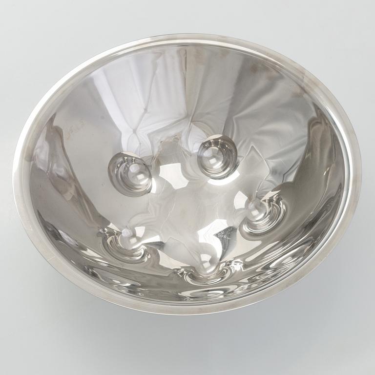 Stefan Lindfors, a stainless steel salad bowl with servers, Hackman, late 20th century.