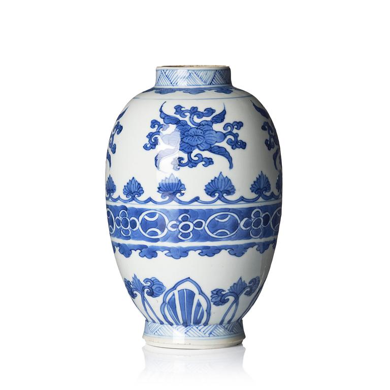Urna, porslin. Qingdynastin, Kangxi (1662-1722).