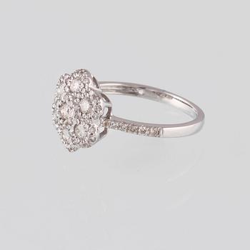 RING, 18K vitguld med briljantslipade diamanter ca 0.82 ct.