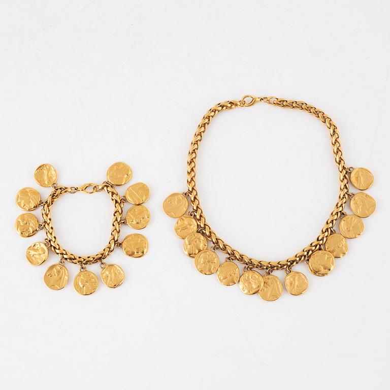 Oscar de la Renta, reportedly. Necklace and bracelet.