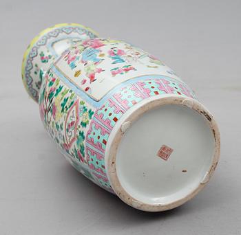 GOLVVAS, porslin, Kina, 1900-talets andra hälft.