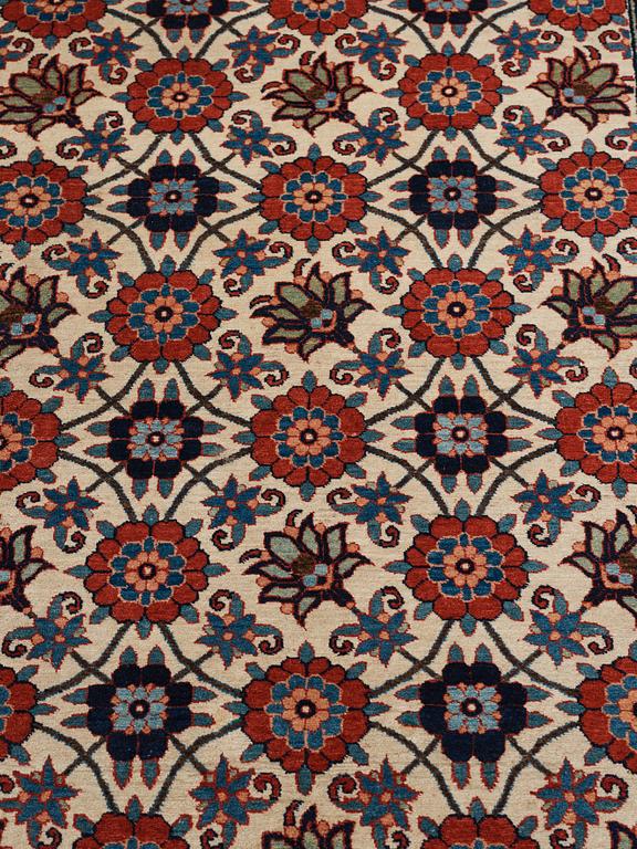 A carpet, semi-antique Veramin, ca 317-323 x 196-200 cm.