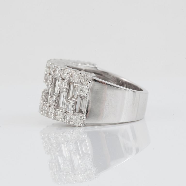 RING med baguette- och briljantslipade diamanter, cirka 3.60 ct.
