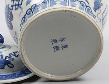KRUKA med LOCK, porslin. Kina, Kangxi-stil 1800-tal.