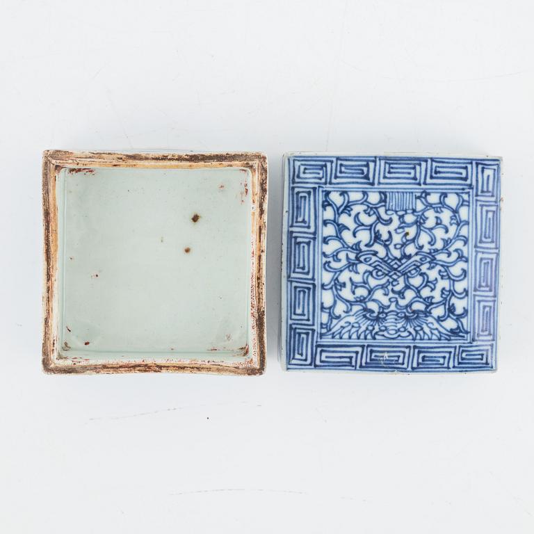 Ask med lock, två stycken, tedosa, samt vas, porslin. Kina, 1700/1900-tal.