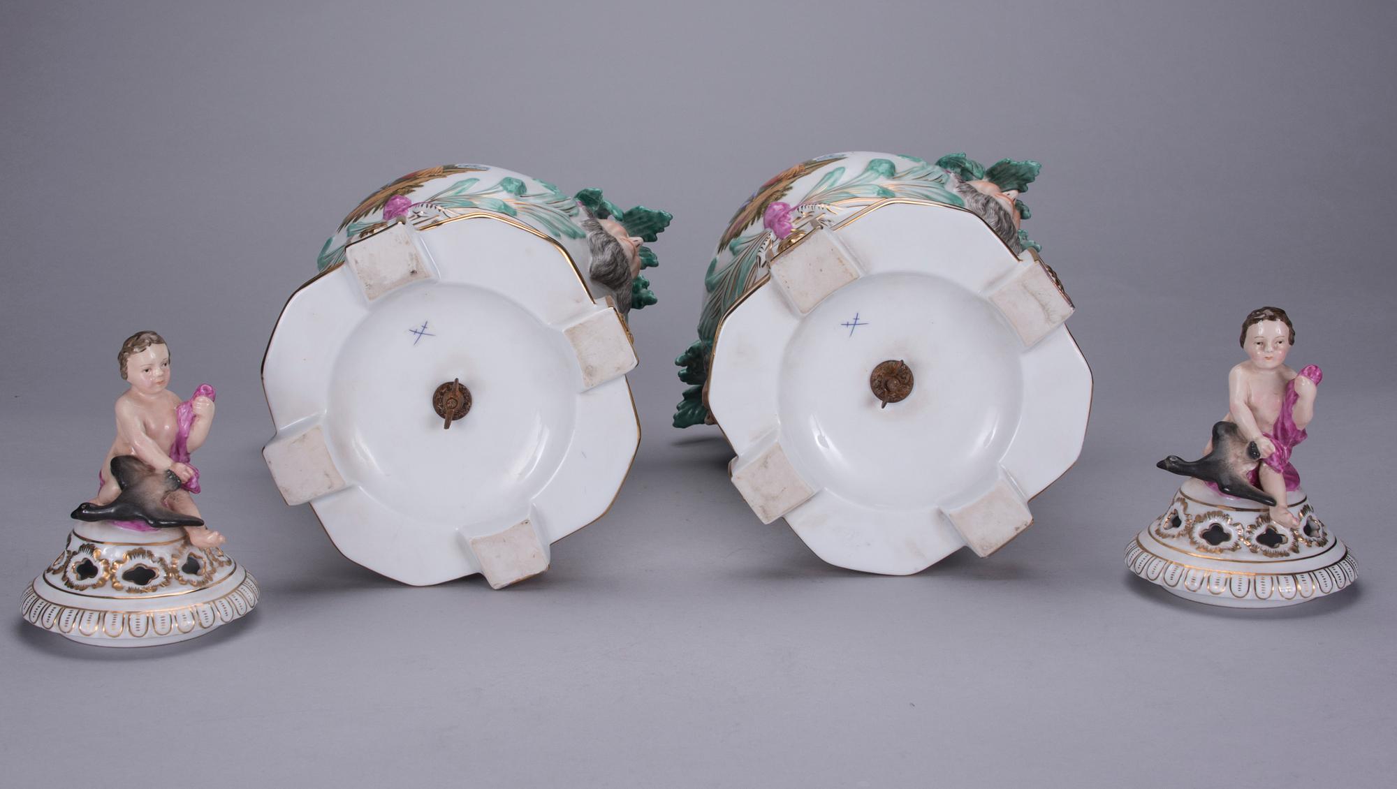 LOCKURNOR, ett par, porslin, Meissen-liknande märke, 1900-tal.