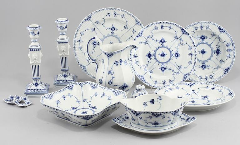 MATSERVISDELAR, 49 st, porslin, "Musselmalet", Royal Copenhagen, 1900-talets andra hälft.