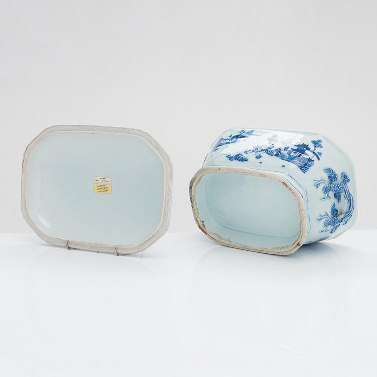 Kannellinen terriini, posliinia, Kiina, Qingdynastia, Qianlong (1735-1795).