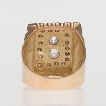 KLACKRING, 14K guld/vitguld, diamanter tot. 0,94 ct. Vikt 14,58 g. Intyg.