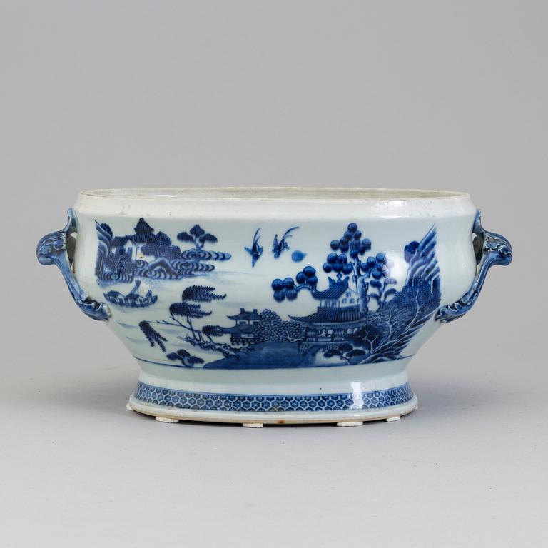 A blue and white tureen, Qing Dynasty, Qianlong (1736-95).