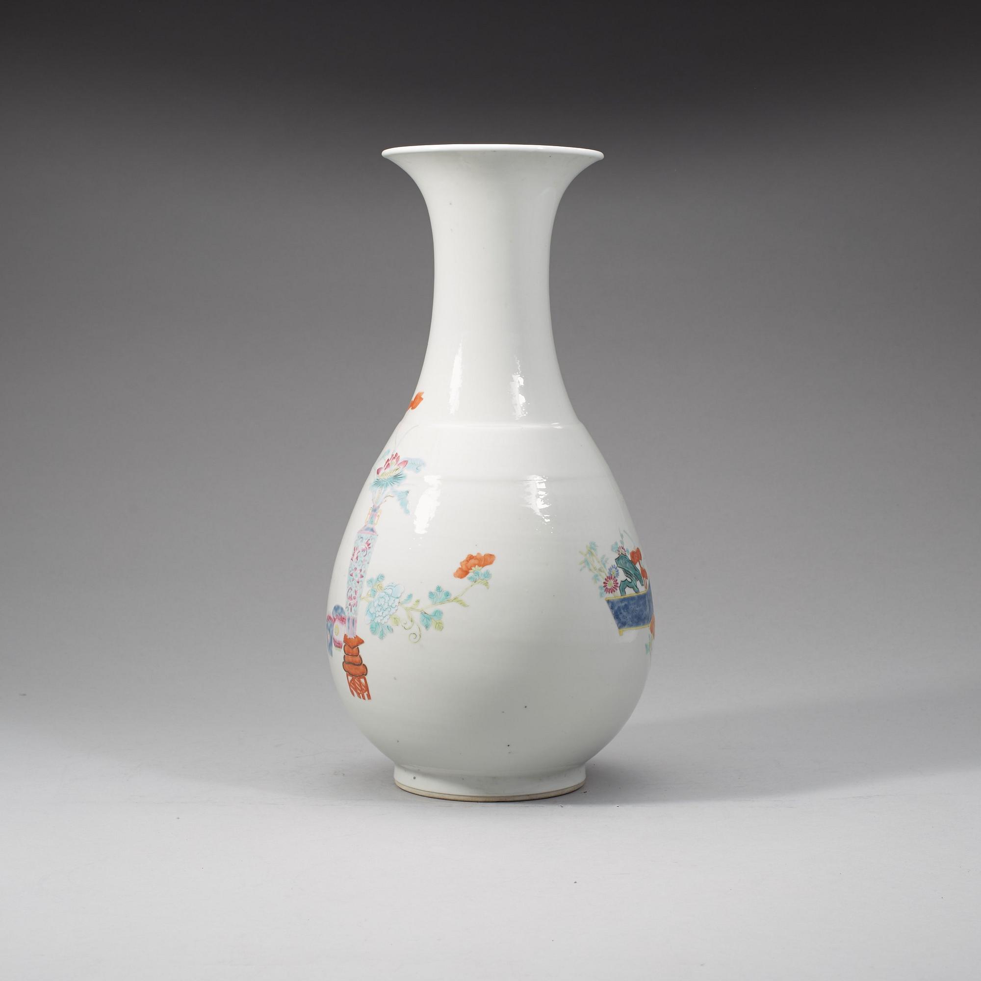 A Chinese famille rose vase, early 20th Century.