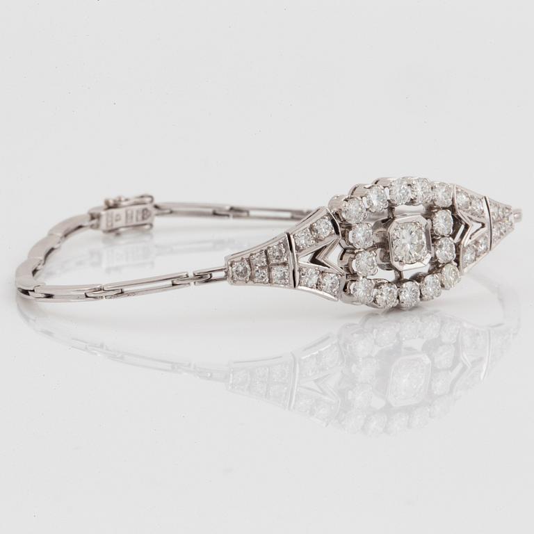 Armband 18K vitguld med runda briljantslipade diamanter total vikt ca 2.40 ct.
