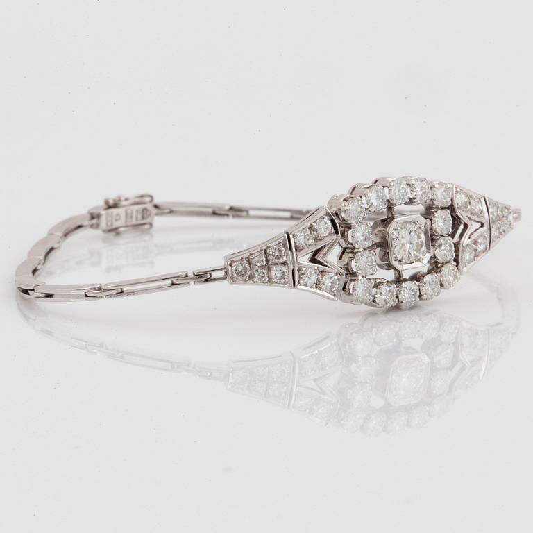 An 18K white gold bracelet set with round brilliant-cut diamonds with a total weight of ca 2.40 cts.