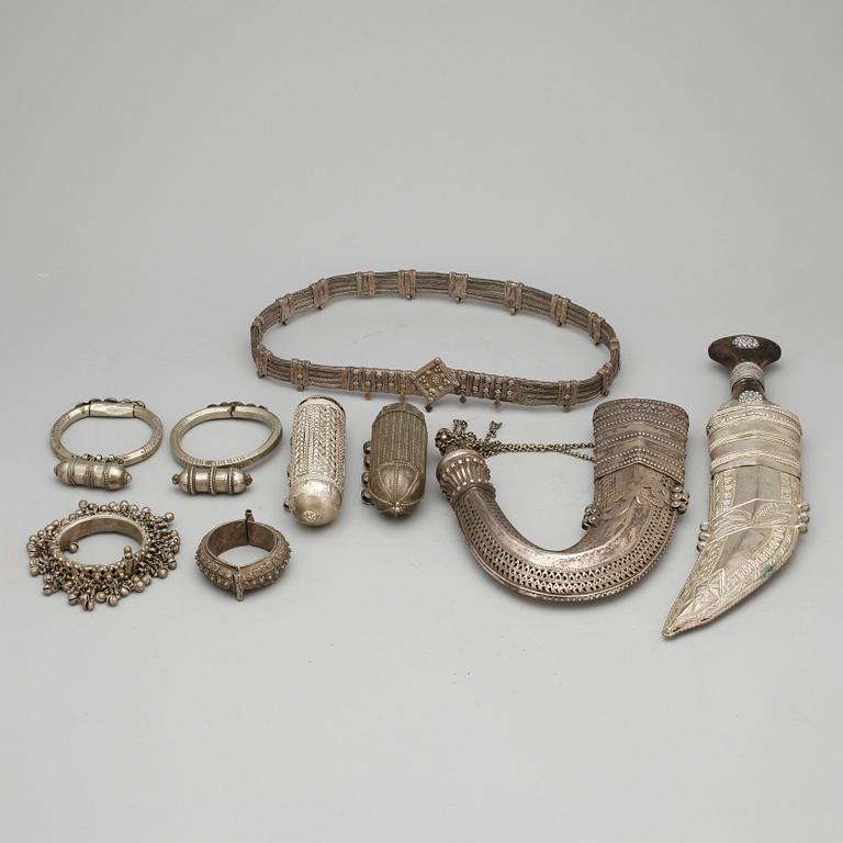PARTI ORIENTALISKA FÖREMÅL, 9 delar, vitmetall, 1900-tal.