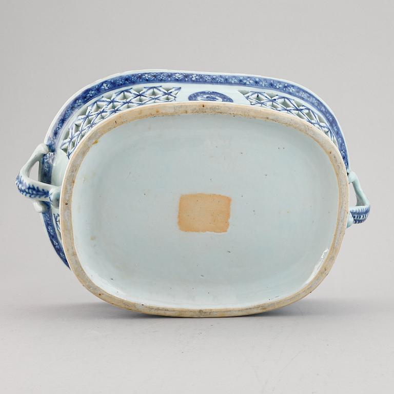 A blue and white chesnutbasket, Qing dynasty, Qianlong (1736-95).