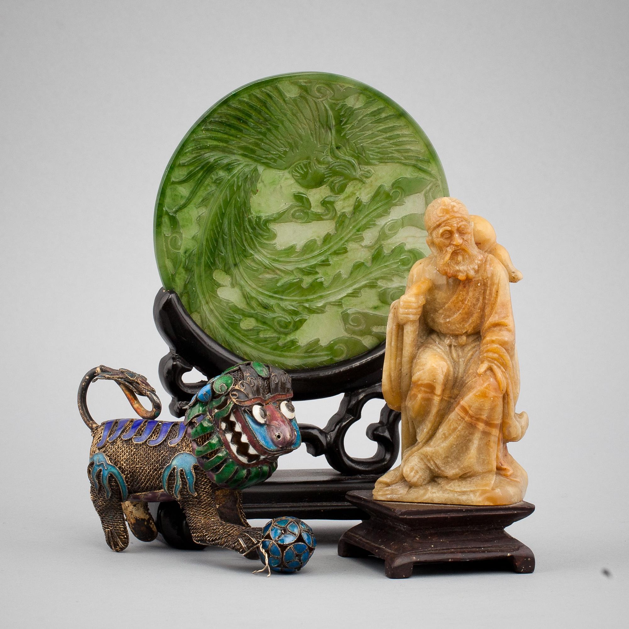 FOHUND, filigralarbete, silver och emalj, FIGURIN, soapstone och PLAKETT, nefrit, Kina, 1900-tal.