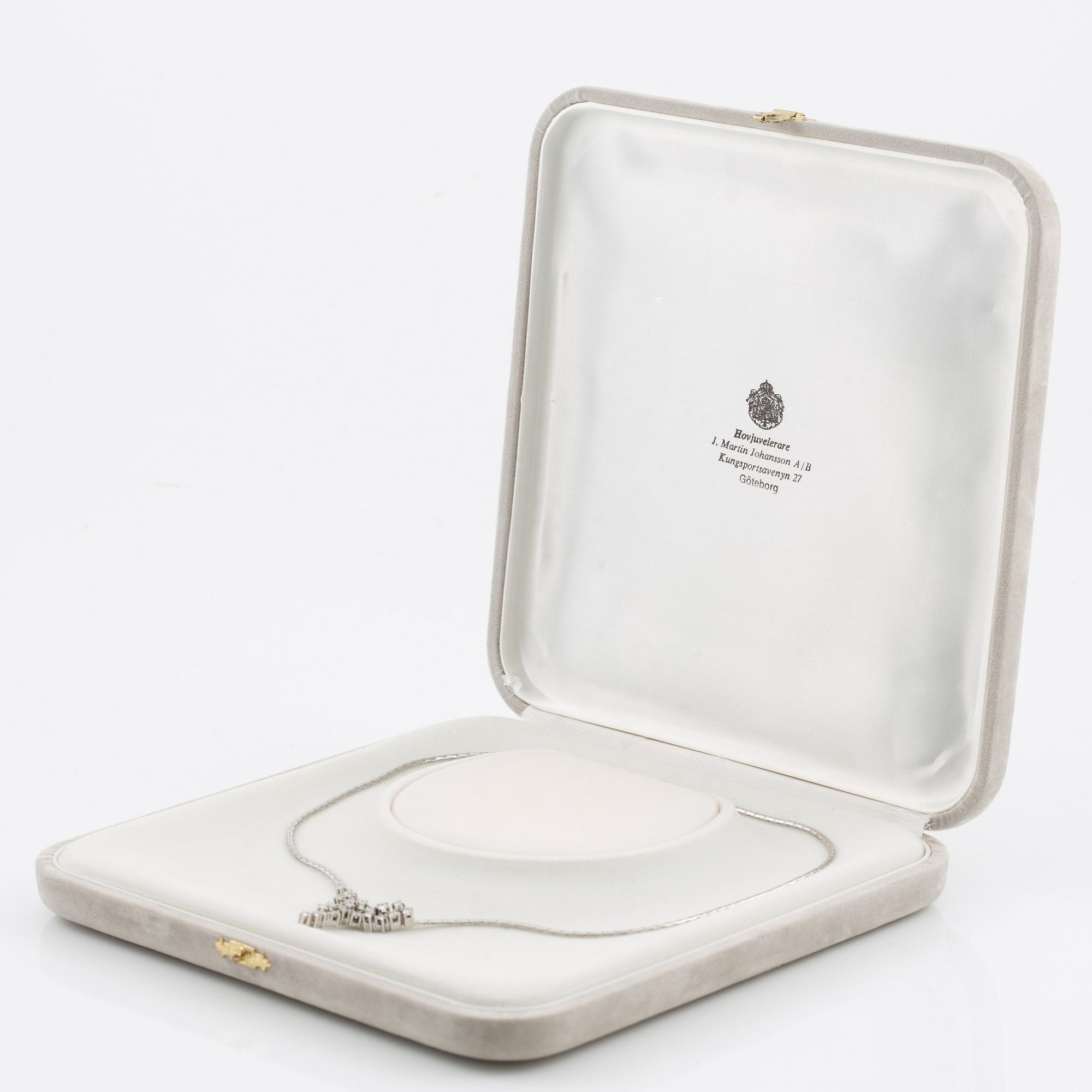 Necklace, 18K white gold with brilliant-cut diamonds.