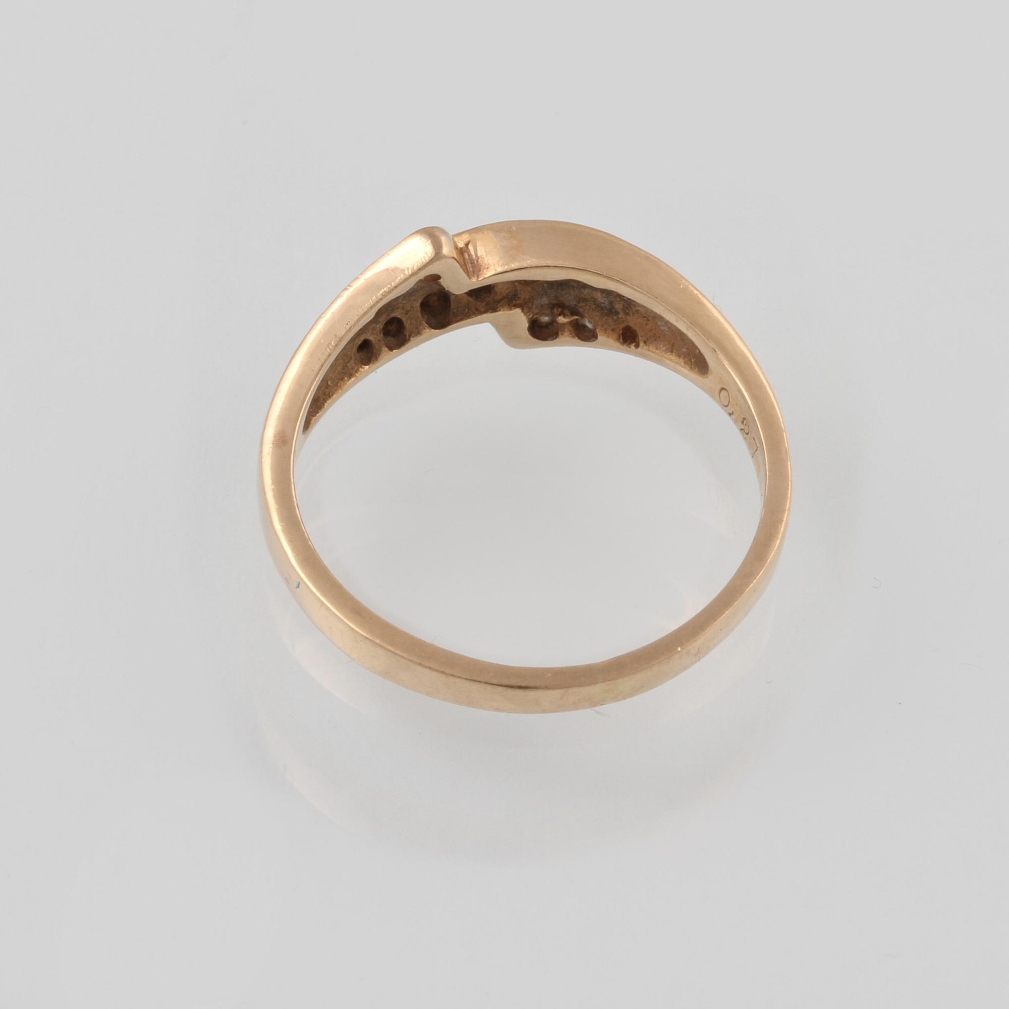 RING, 18K guld med 13 briljantslipade diamanter, 0.27 ct, Ceson, Göteborg, 1984. Vikt 2,6 gram.