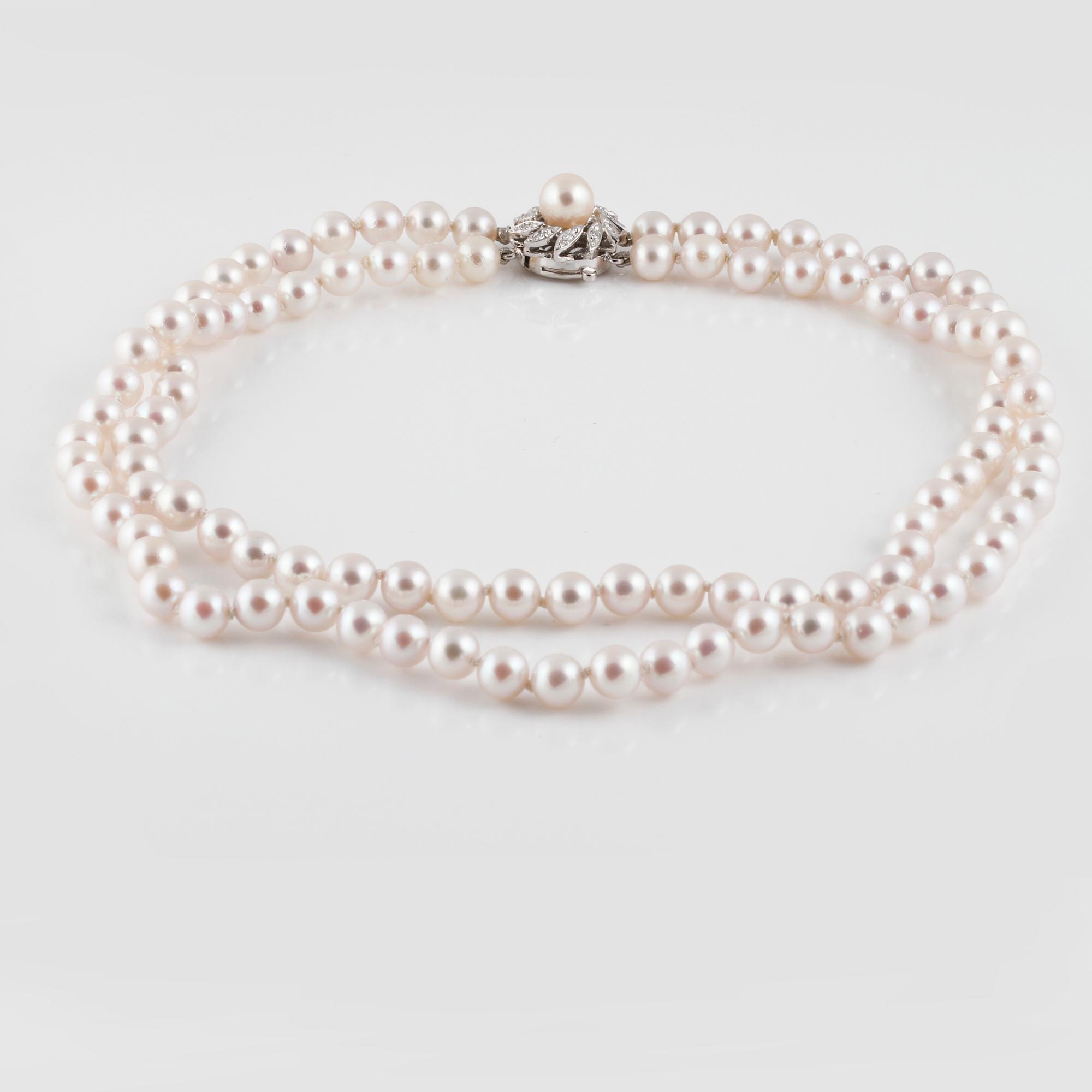 COLLIER, odlade pärlor med lås i 18K vitguld samt åttkantslipade diamanter, importstämplat. Vikt 41,9 gram.