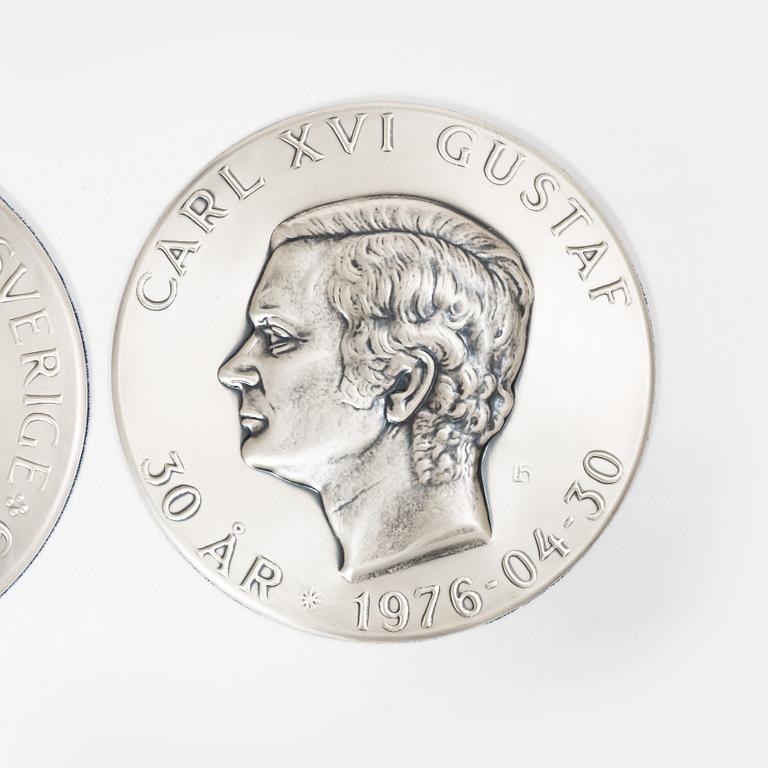 Relief, a pair, silver 999/1000, numbered 456 and 457/3000, Lagerströms Silver AB, Norrtälje 1976.
