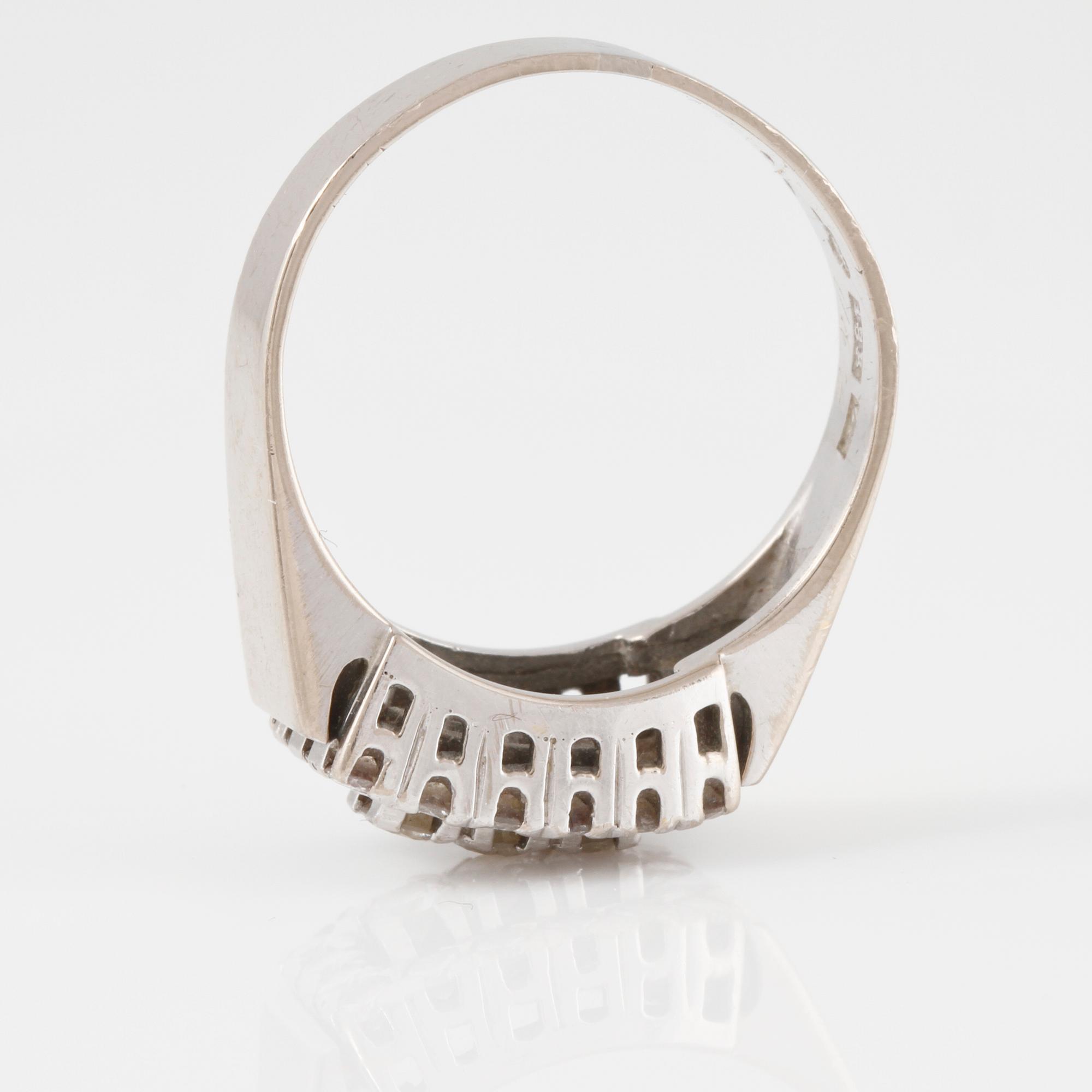 RING, 18K vitguld med briljantslipade diamanter 0.64 ct, Gustav Dahlgren & Co, Malmö. Vikt 6 gram.
