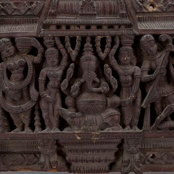 RELIEF. trä, Indien, 1900-talets första hälft.